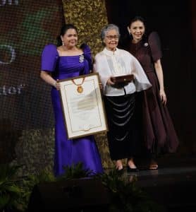 Loboc Children’s Choir musical director and conductor Alma Fernando-Taldo (center) joins CCP Board trustee Carissa Coscolluela (holding the Gawad Sining plaque) and CCP President Kaye Tinga. (Photo by Kiko Cabuena CCP)