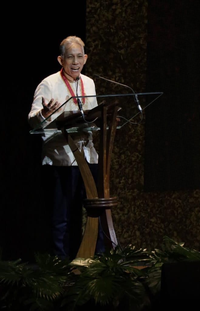 Joey Ayala sharing some anecdotes in his acceptance speech. (Photo by Kiko Cabuena CCP)